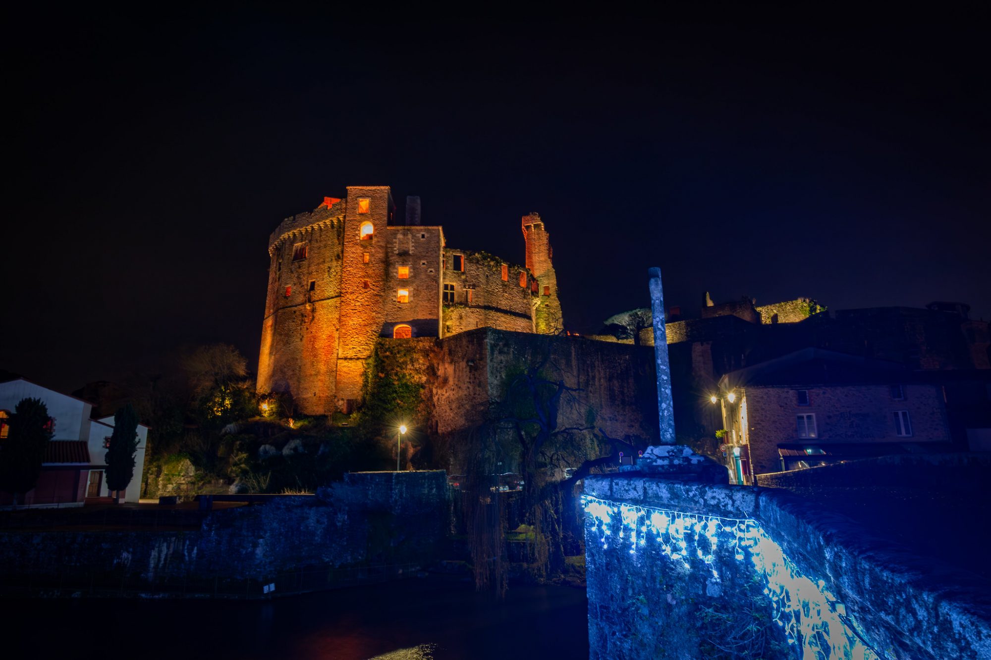 Château de Clisson illuminé pour Noël depuis le pont de la Vallée