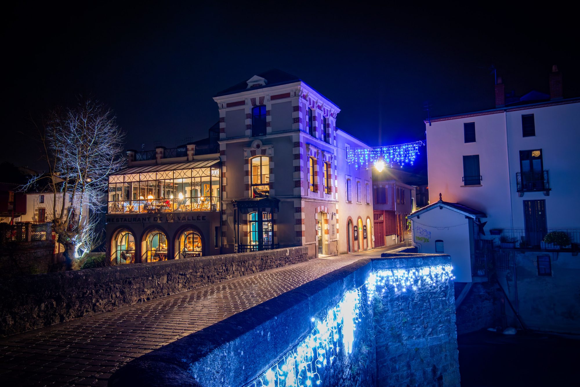 Illumination pont de la vallée à Clisson et restaurant de la Vallée dans le Quartier Saint-Antoine