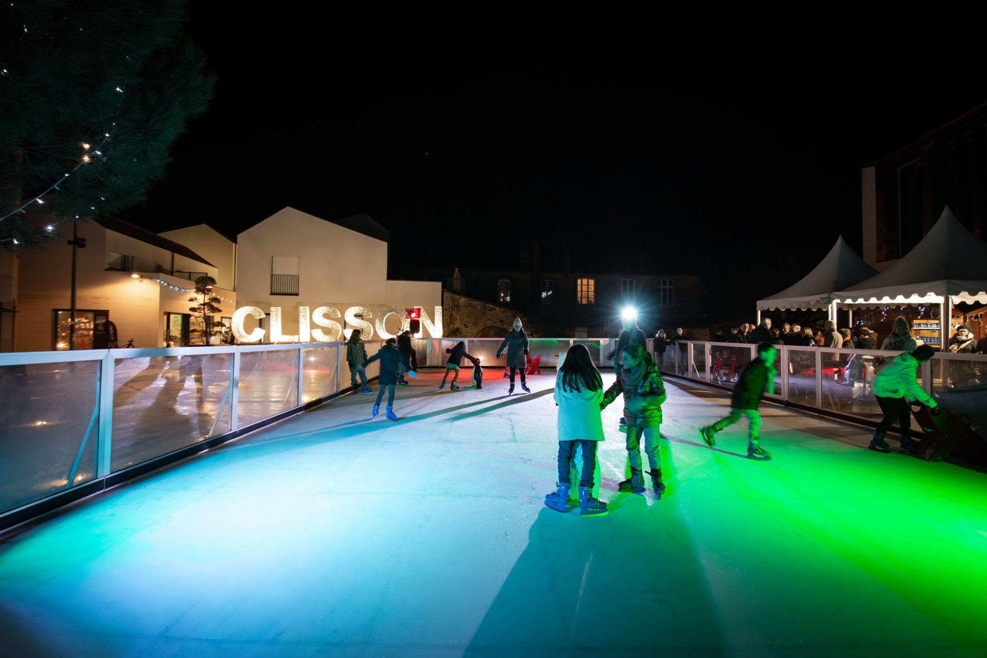 Patinoire installée pour Noël à Clisson Place Jacques Demy