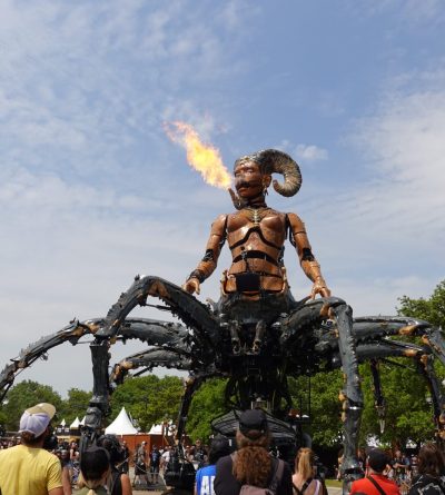 Lilithe, la gardienne des ténèbre du Hellfest déambule et crache du feu