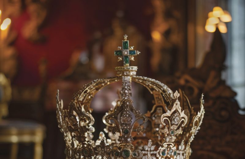 medieval-crown-royalty-still-life_Quatrain_HauteGoulaine_levignobledenantes-tourisme.com